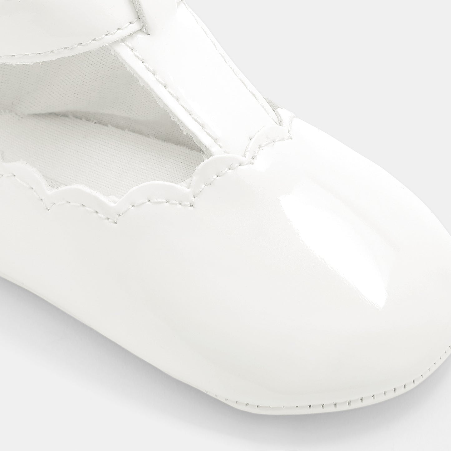 ストラップシューズ