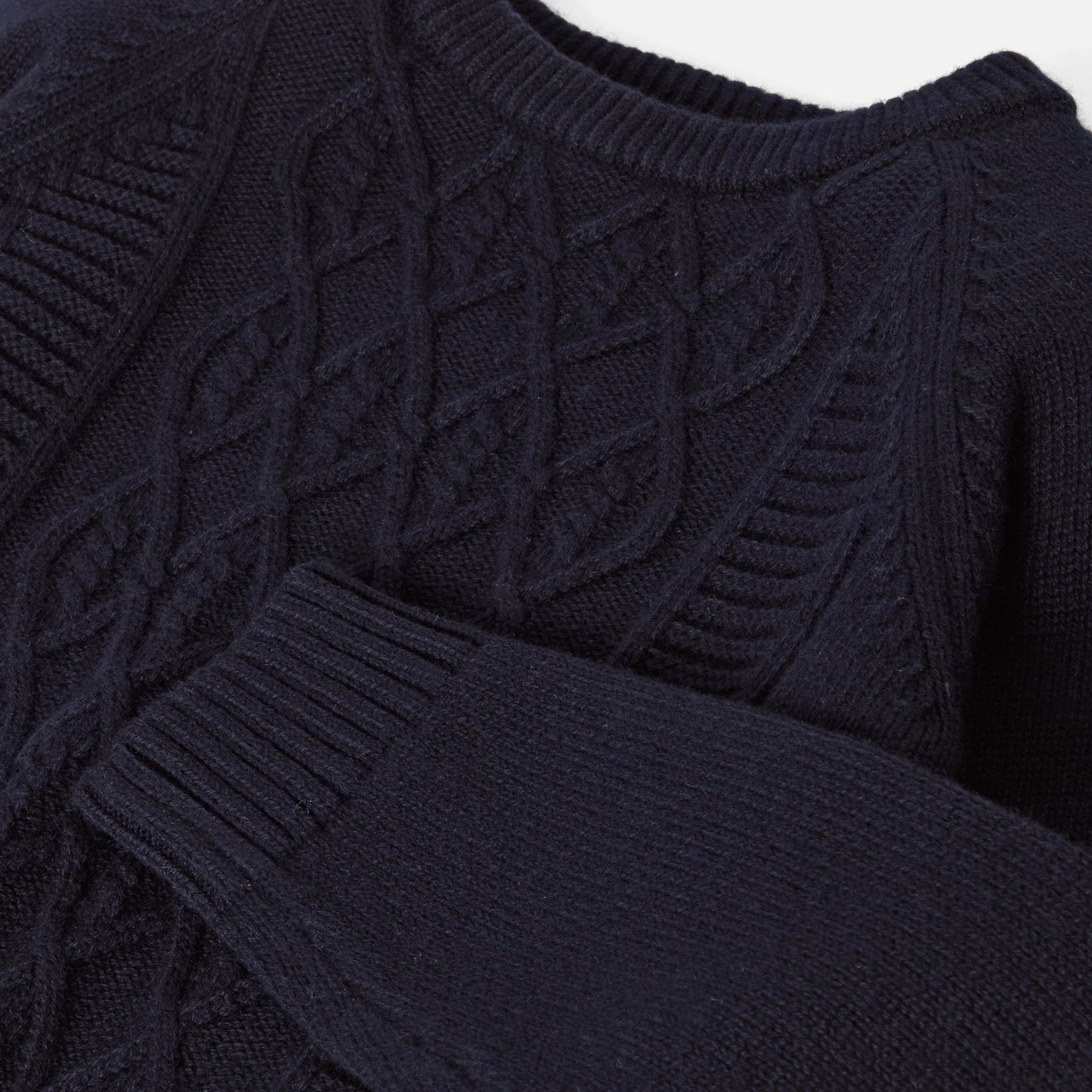 ケーブル編みセーター